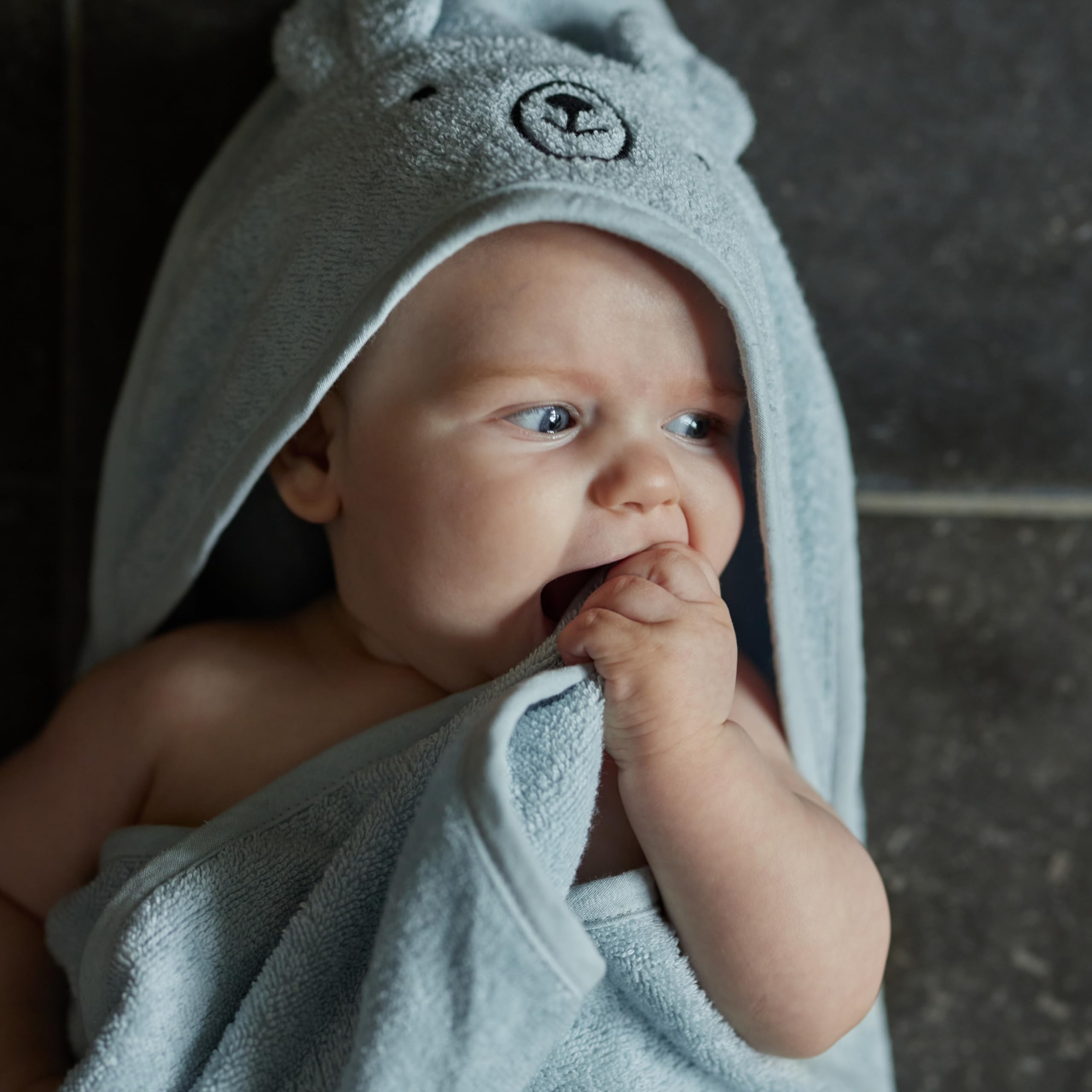 Huxie Hooded Towel absorbent fabric for quick drying after bath