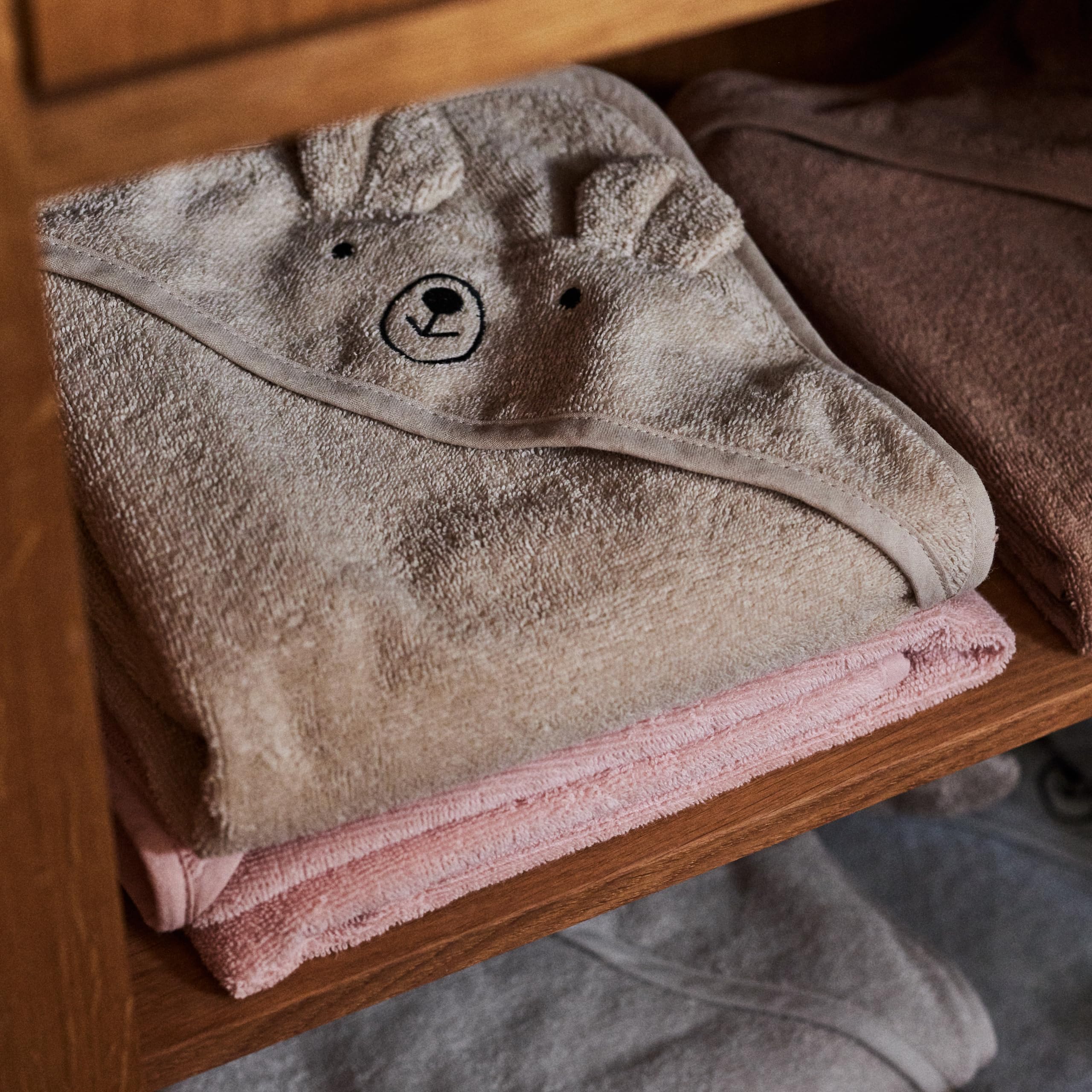 Huxie gift-ready towel with Bear Fog design for baby registry