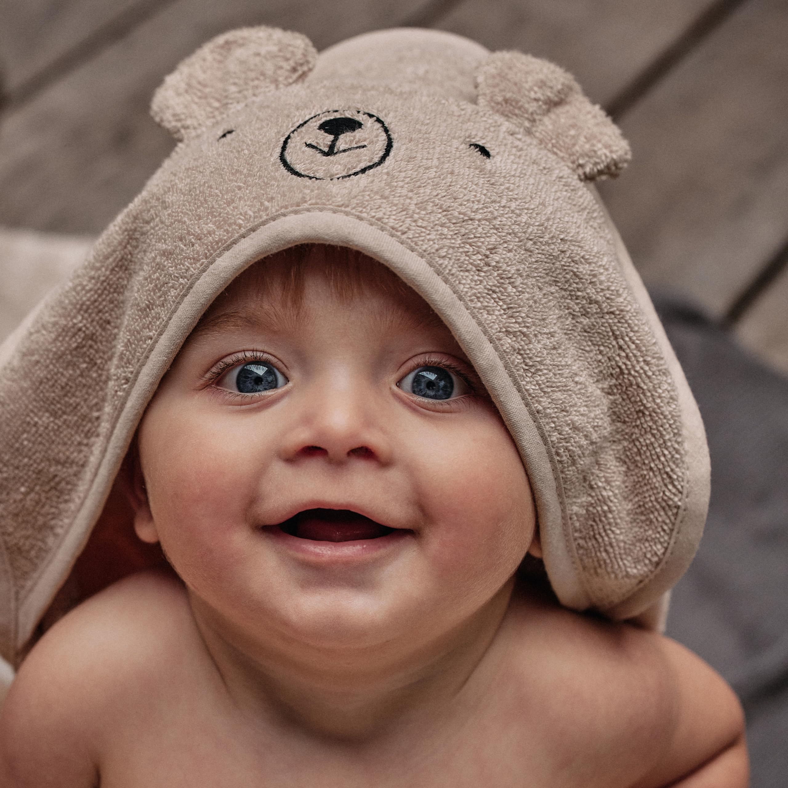 Huxie bear hooded towel close-up shows cozy hood design