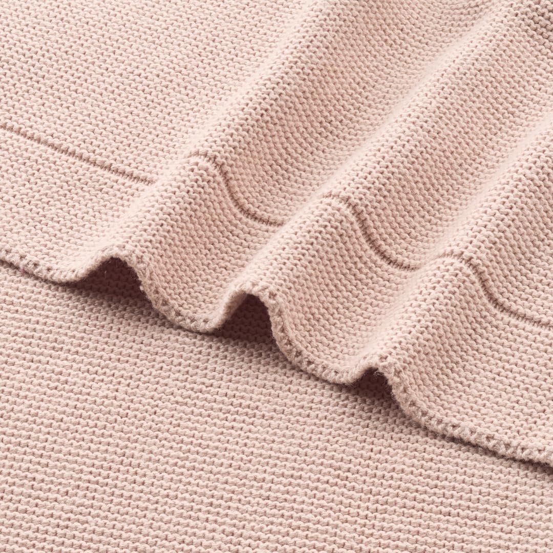 Huxie gift-ready baby blanket highlighting timeless, gender-neutral design.