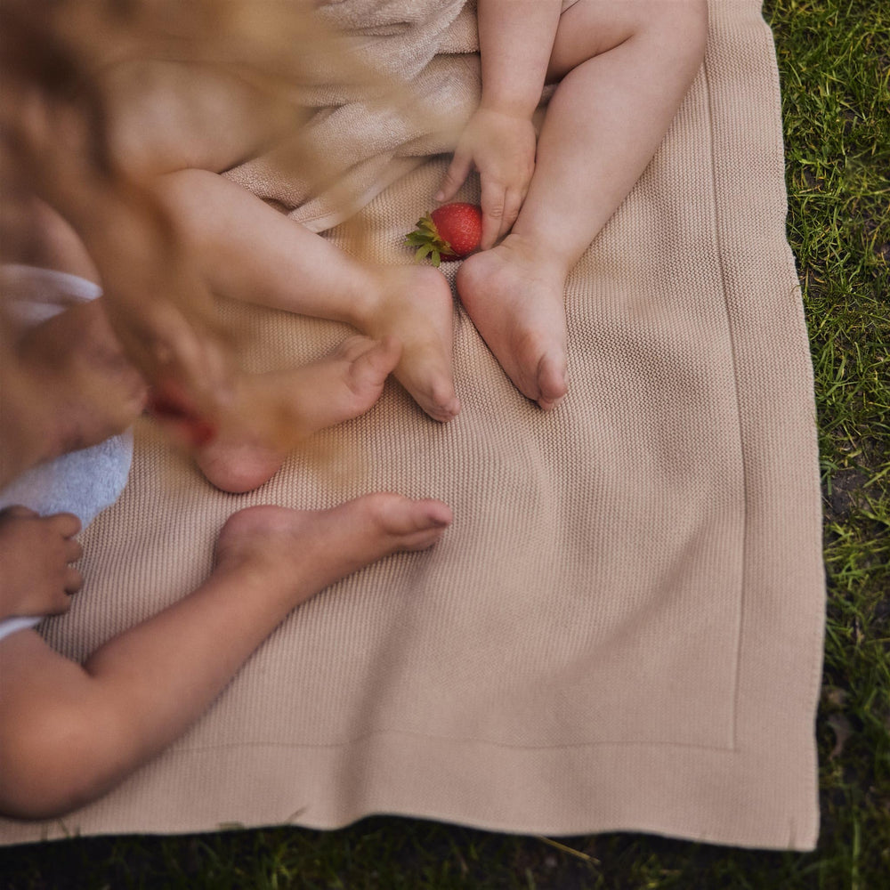 Huxie Fog blanket on stroller-ready lay flat for on-the-go warmth.