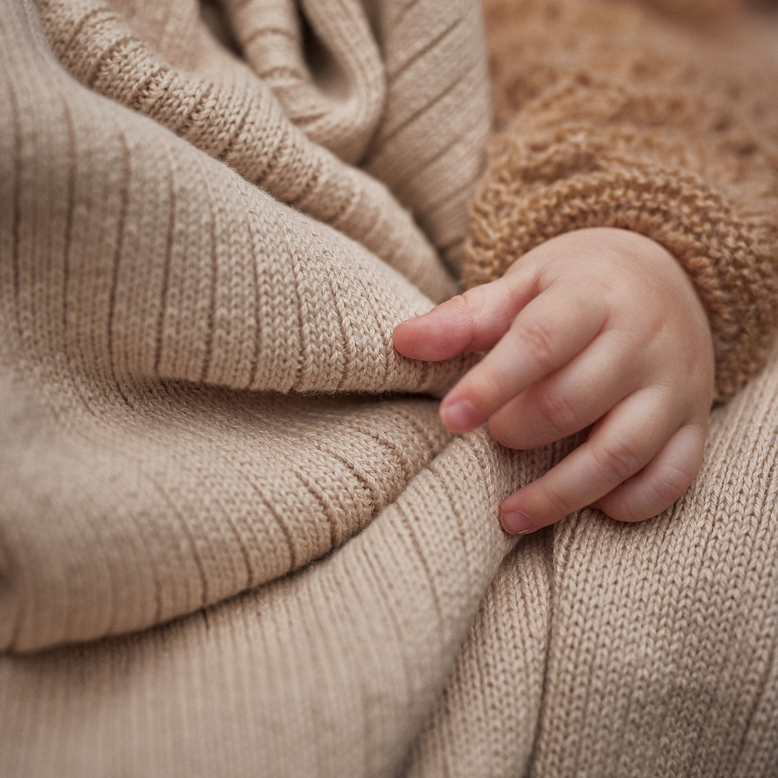 Huxie knitted baby blanket newborn swaddle demonstrates gentle warmth.