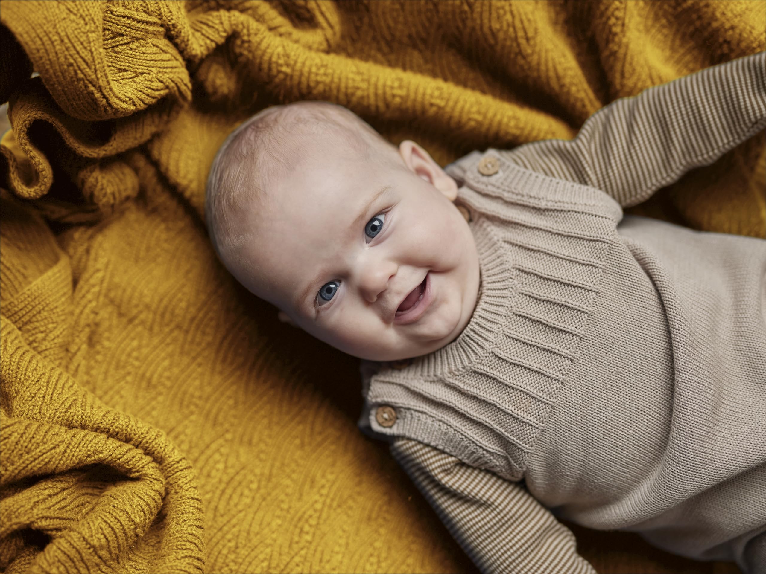 Huxie Waves Yellow texture shot highlighting breathable knit for year‑round comfort