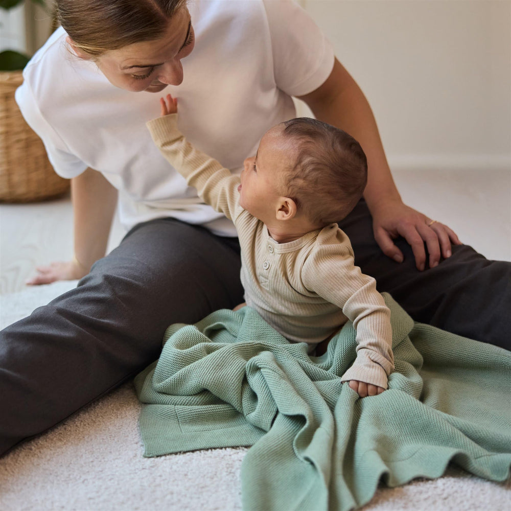Huxie knitted organic baby blanket close-up shows ultra-soft texture for sensitive skin.