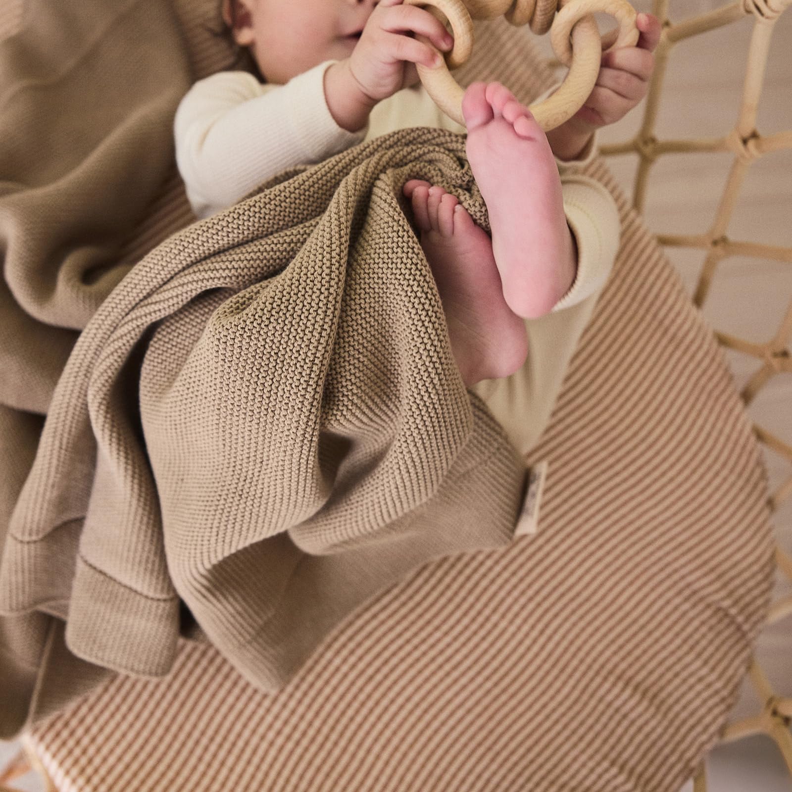 Huxie knitted organic cotton baby blanket car-seat use for warm, gentle travel