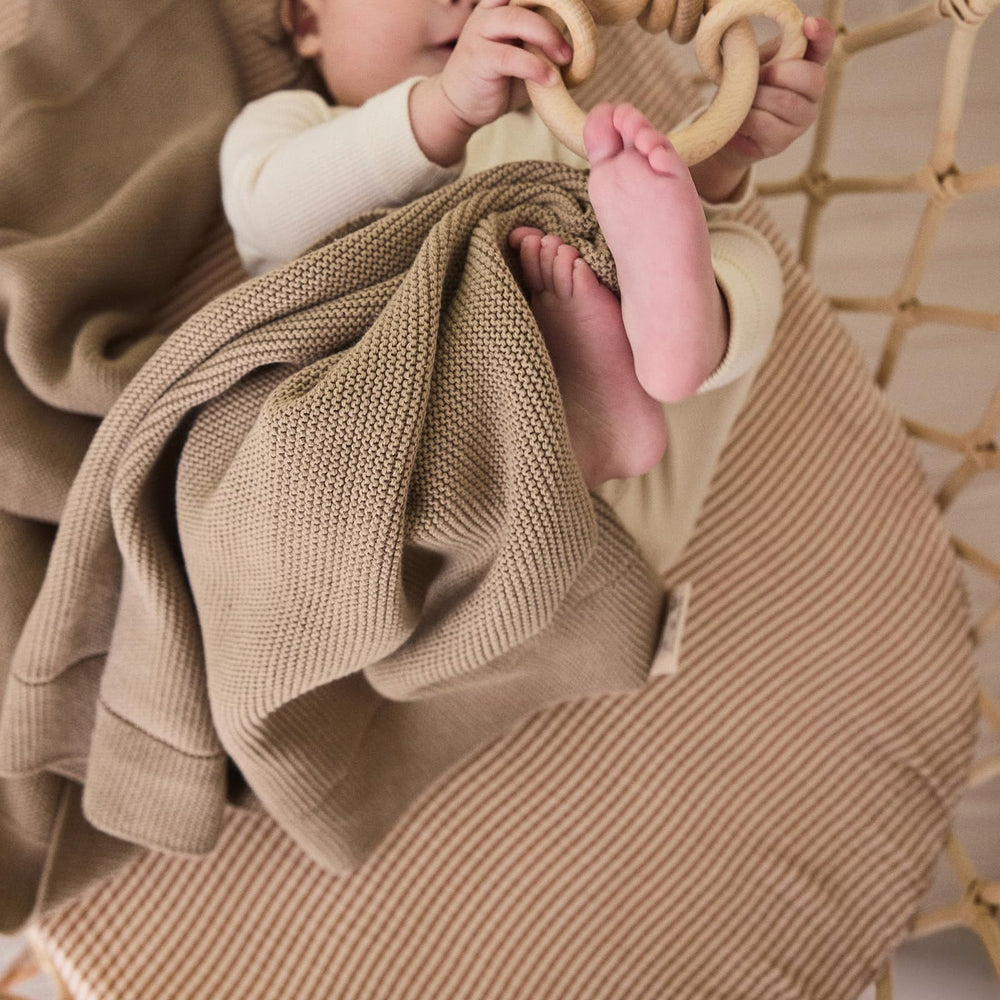 Huxie knitted organic cotton baby blanket car-seat use for warm, gentle travel