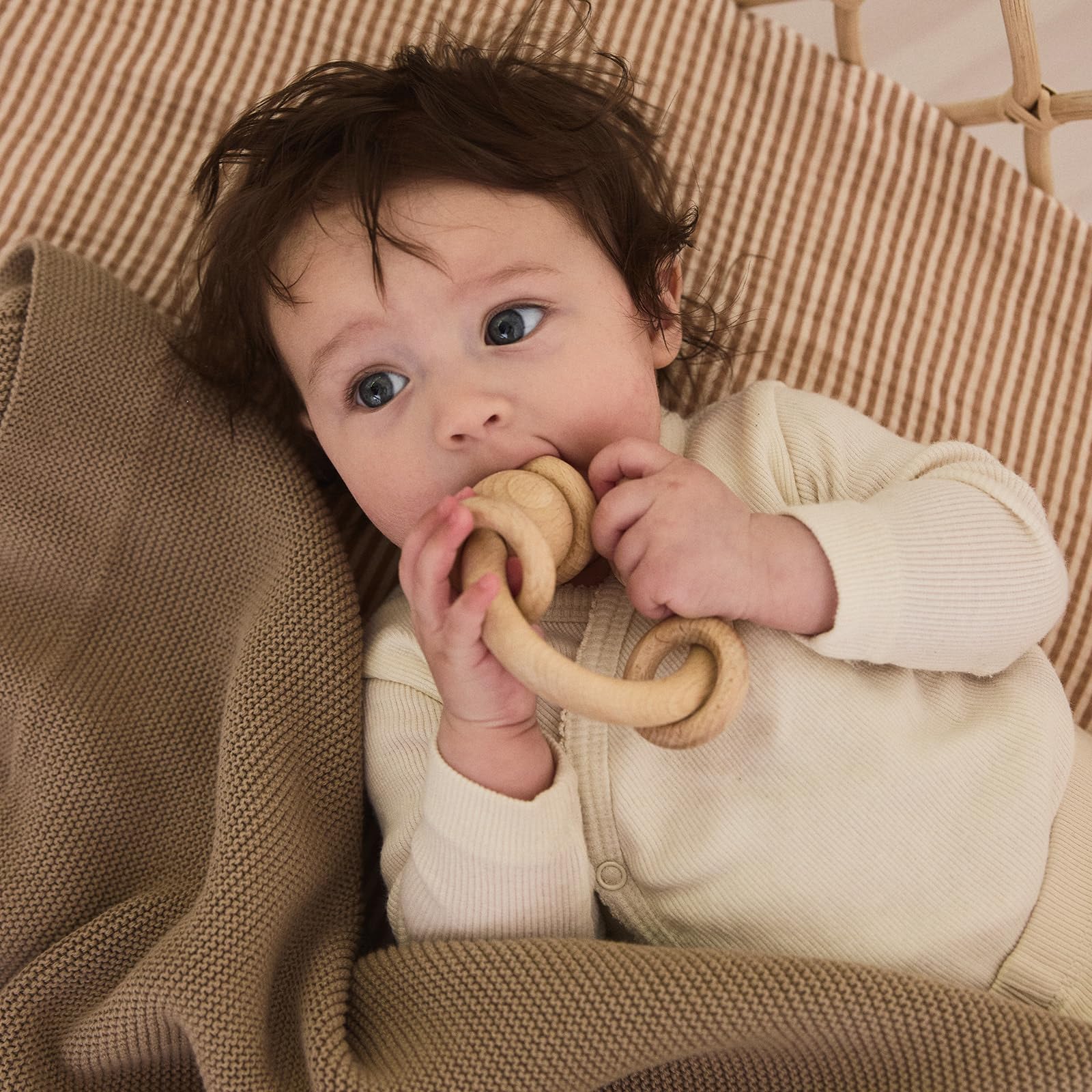 Huxie knitted organic cotton baby blanket crib-scene highlighting breathable comfort