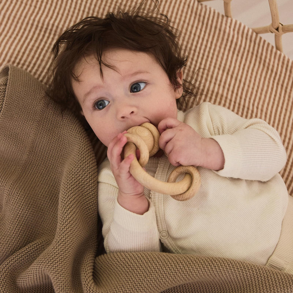 Huxie knitted organic cotton baby blanket crib-scene highlighting breathable comfort