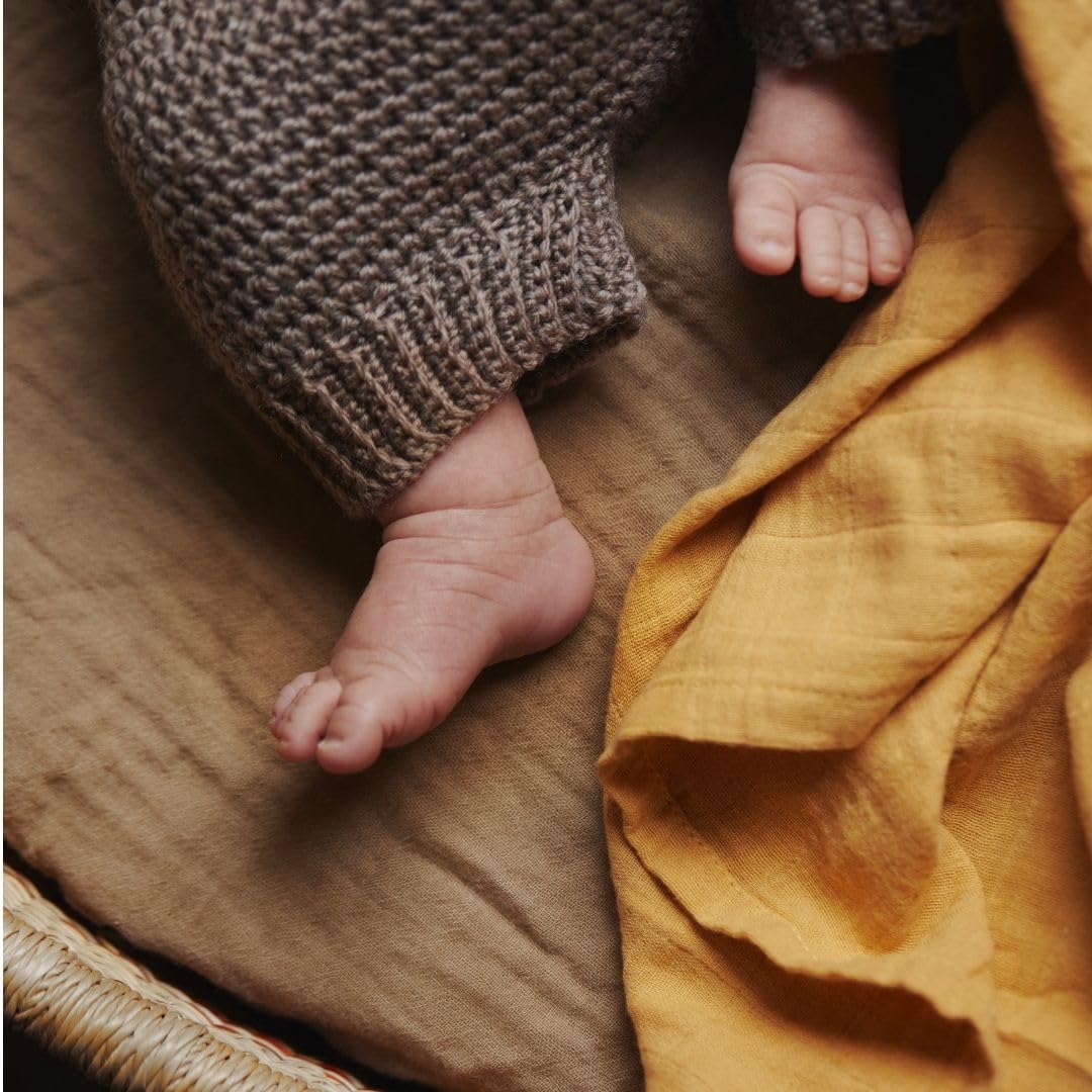 Huxie mini-crib-sheet care instructions shown for easy washing and quick dry