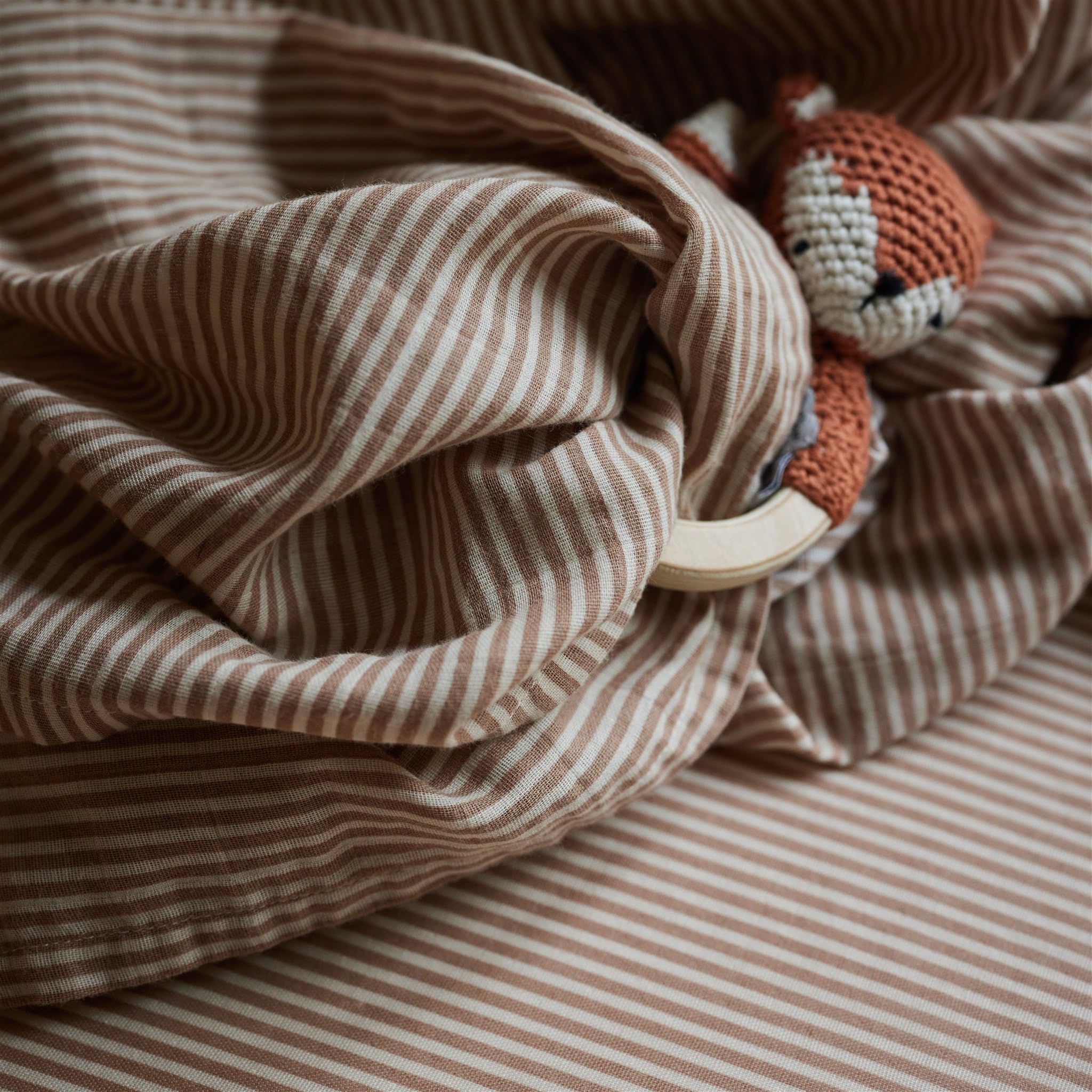 Huxie mini crib sheet cozy baby bed scene highlights comfort and a calm sleep environment.