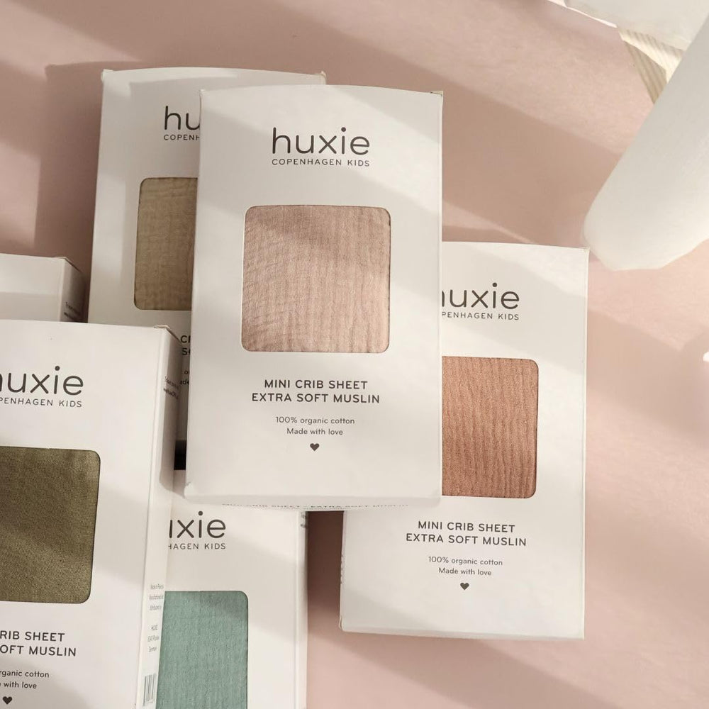 Huxie mini-crib-sheet elastic edge around the perimeter for snug stability
