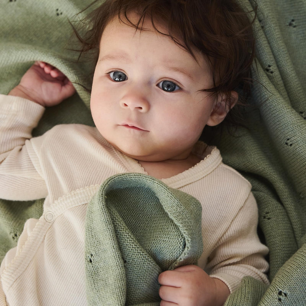 Huxie organic cotton blanket 30x40 folded, ideal for stroller outings.