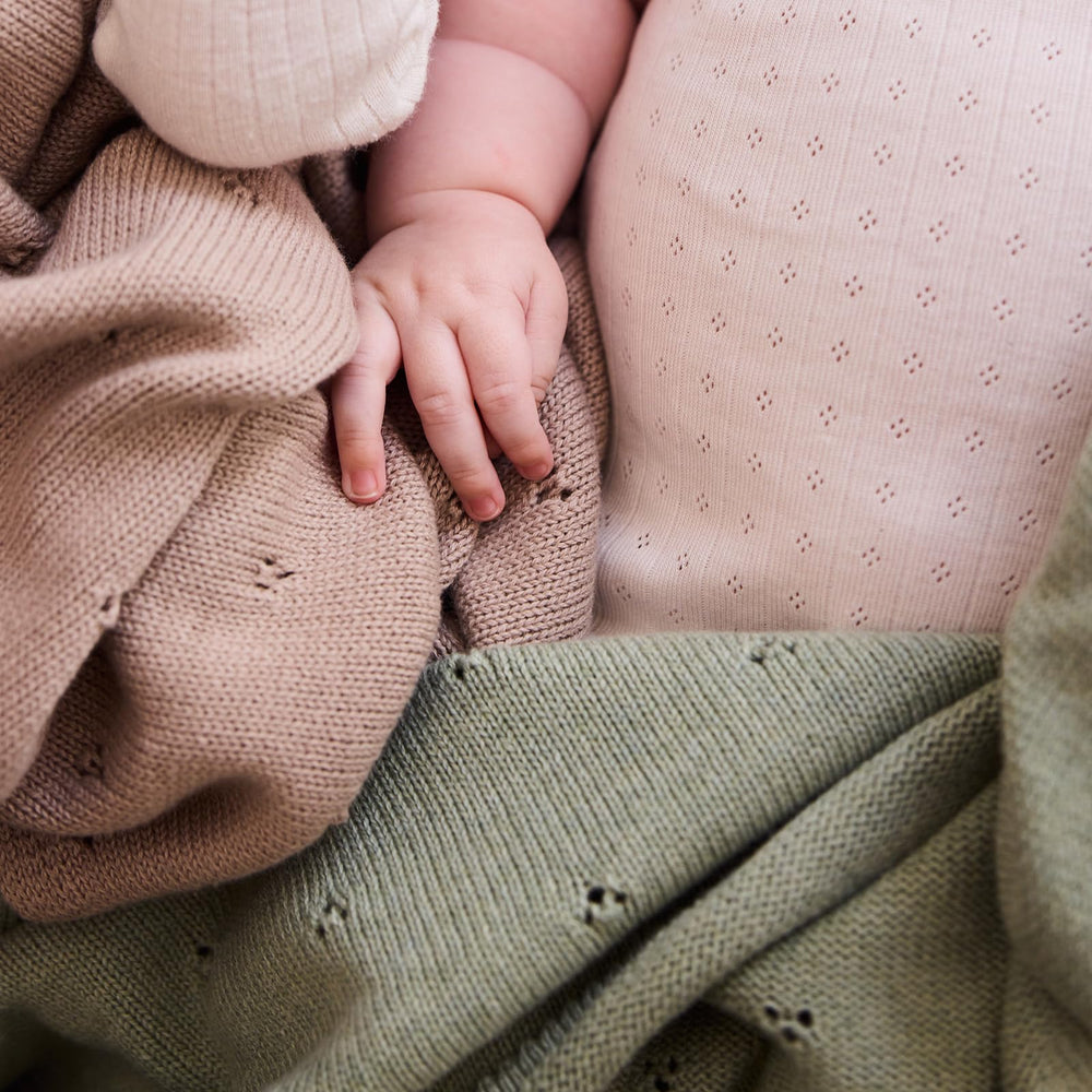 Huxie soft texture close-up for gentle contact and sensitive-skin comfort.