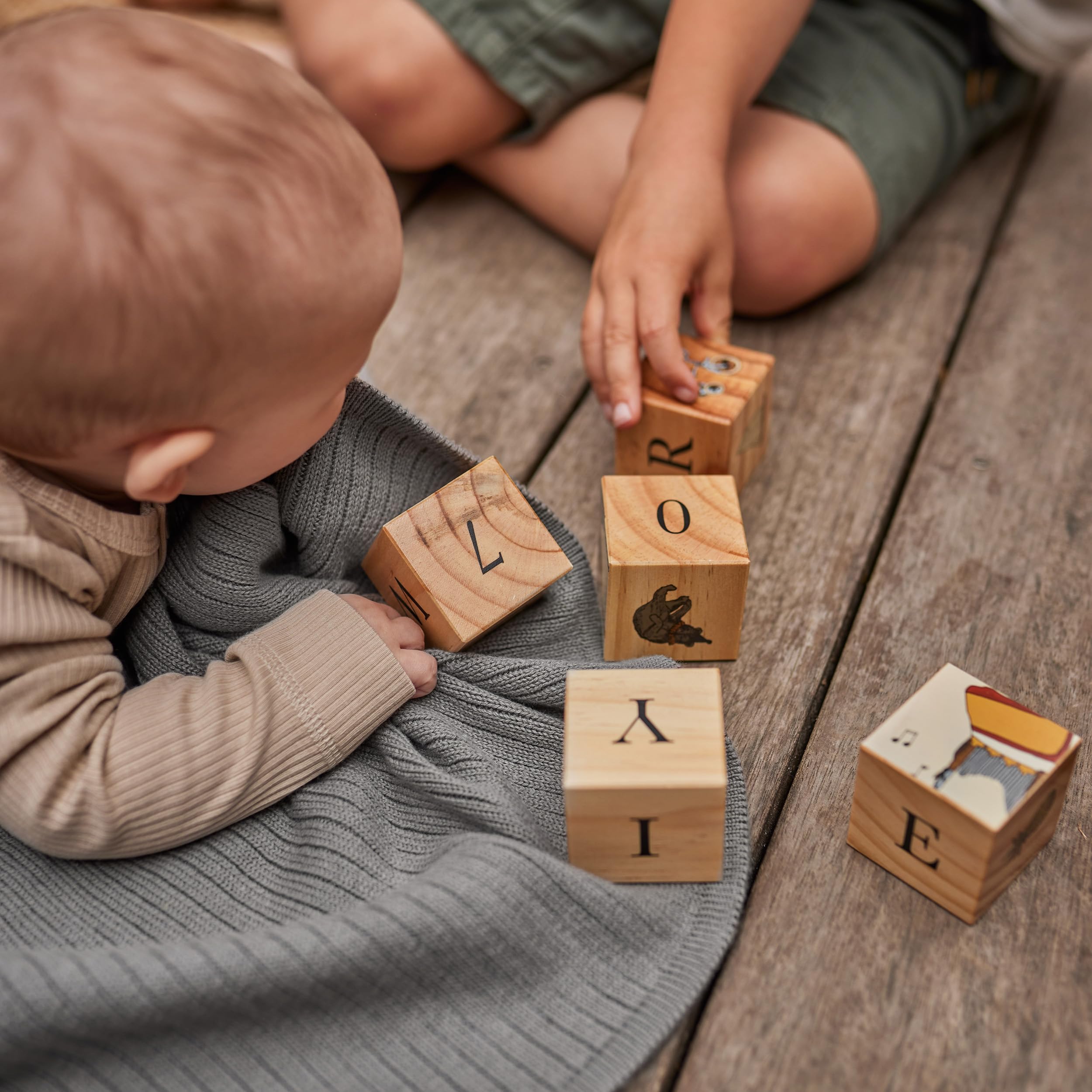Huxie stroller-use baby blanket ready for on-the-go comfort.