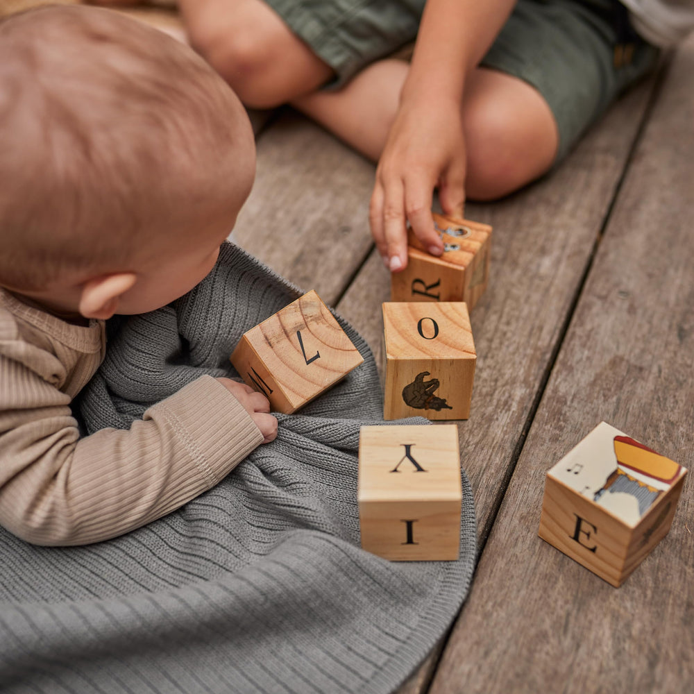 Huxie stroller-use baby blanket ready for on-the-go comfort.