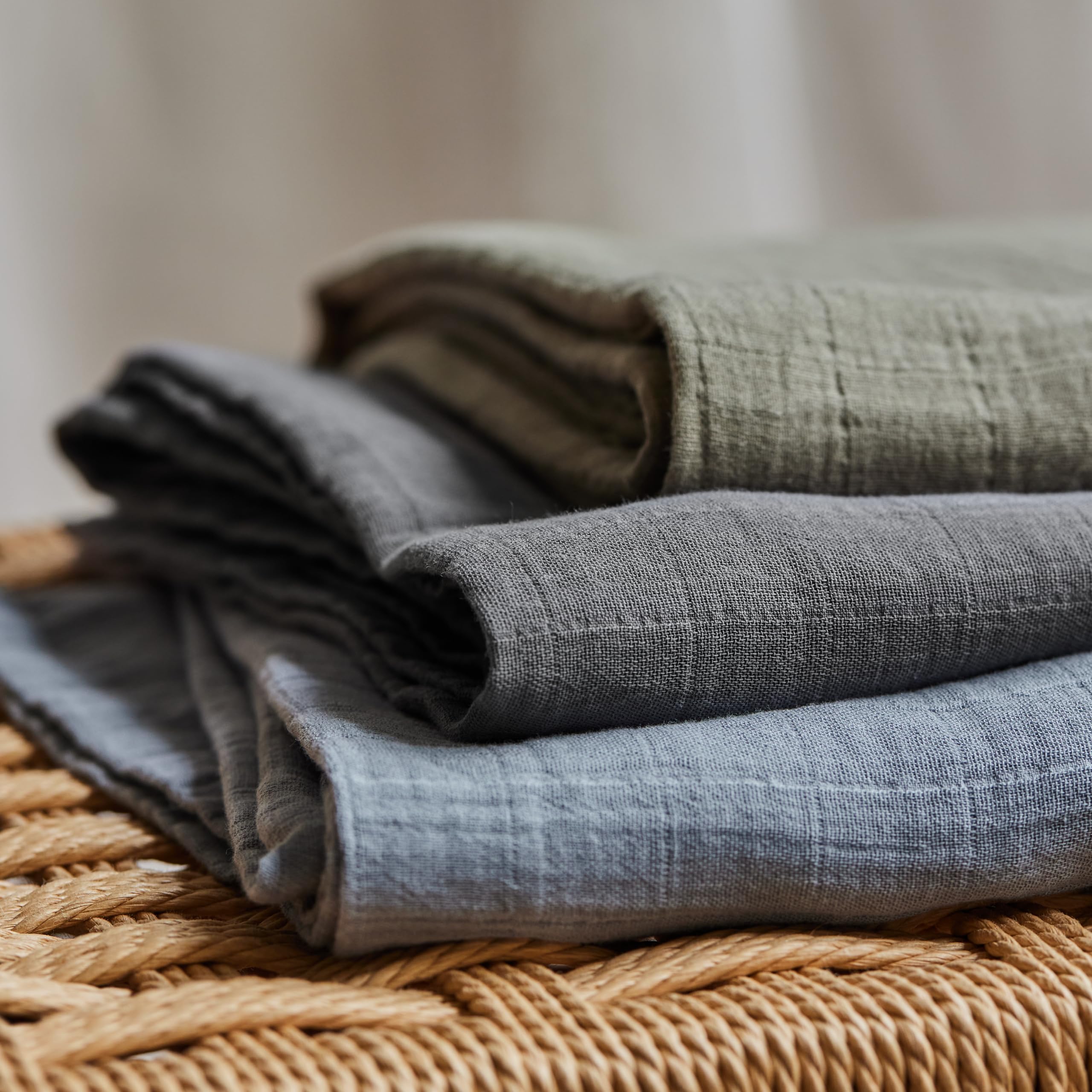 Huxie Swaddle baby-sleep scene emphasizes breathable warmth and cozy comfort.