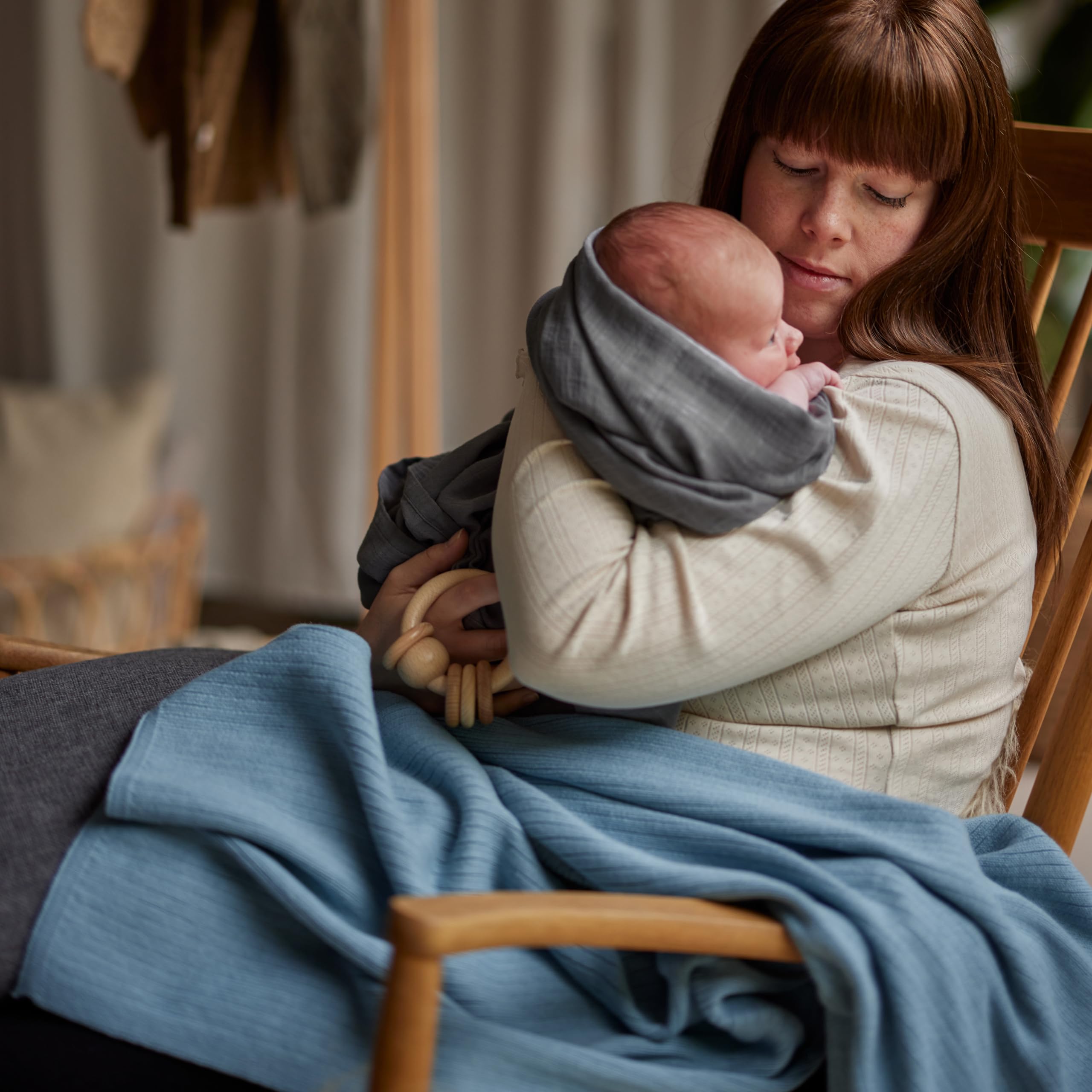 Huxie Swaddle car-seat cover illustrates gentle layer for privacy and warmth.