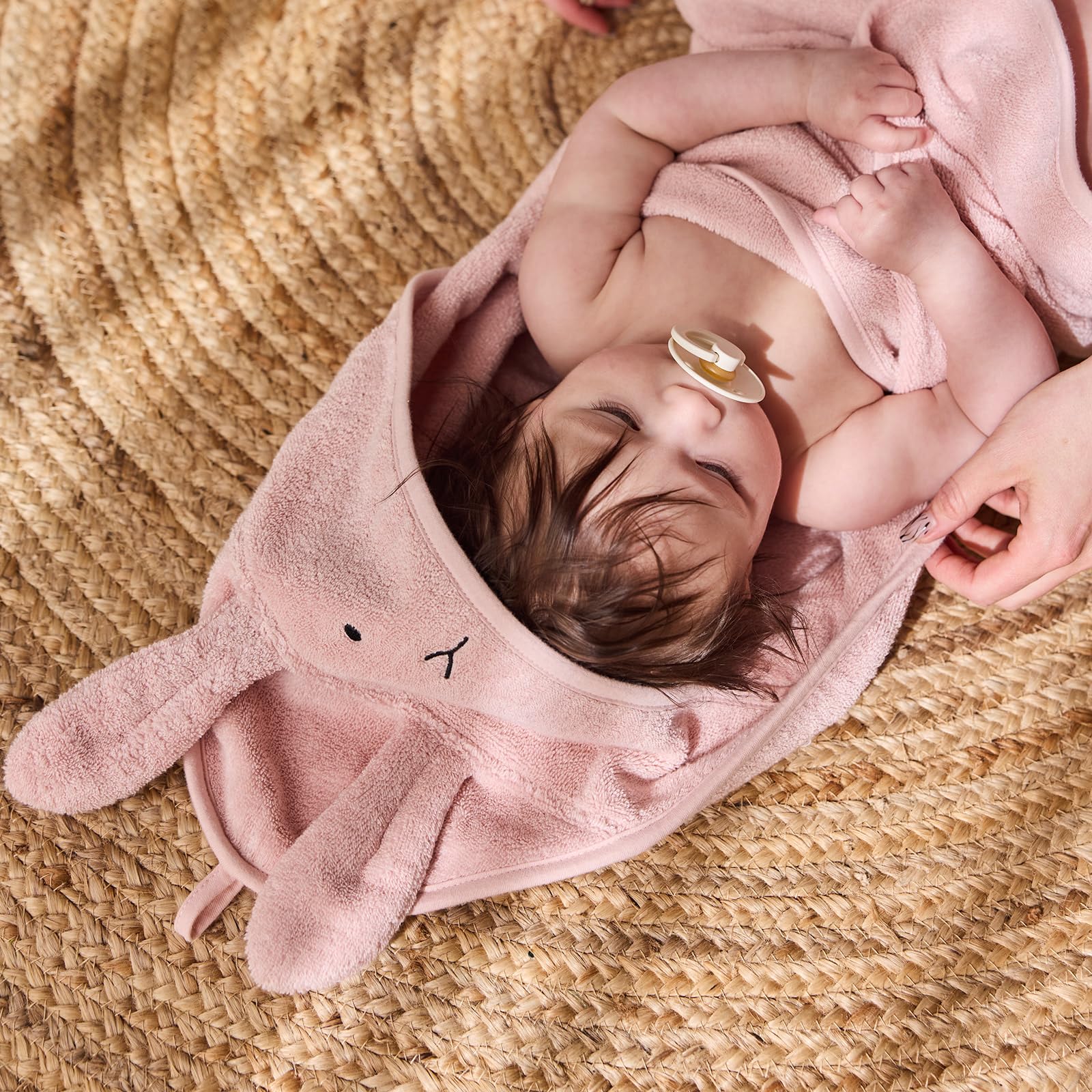 Huxie towel close-up texture: plush softness and high absorbency.