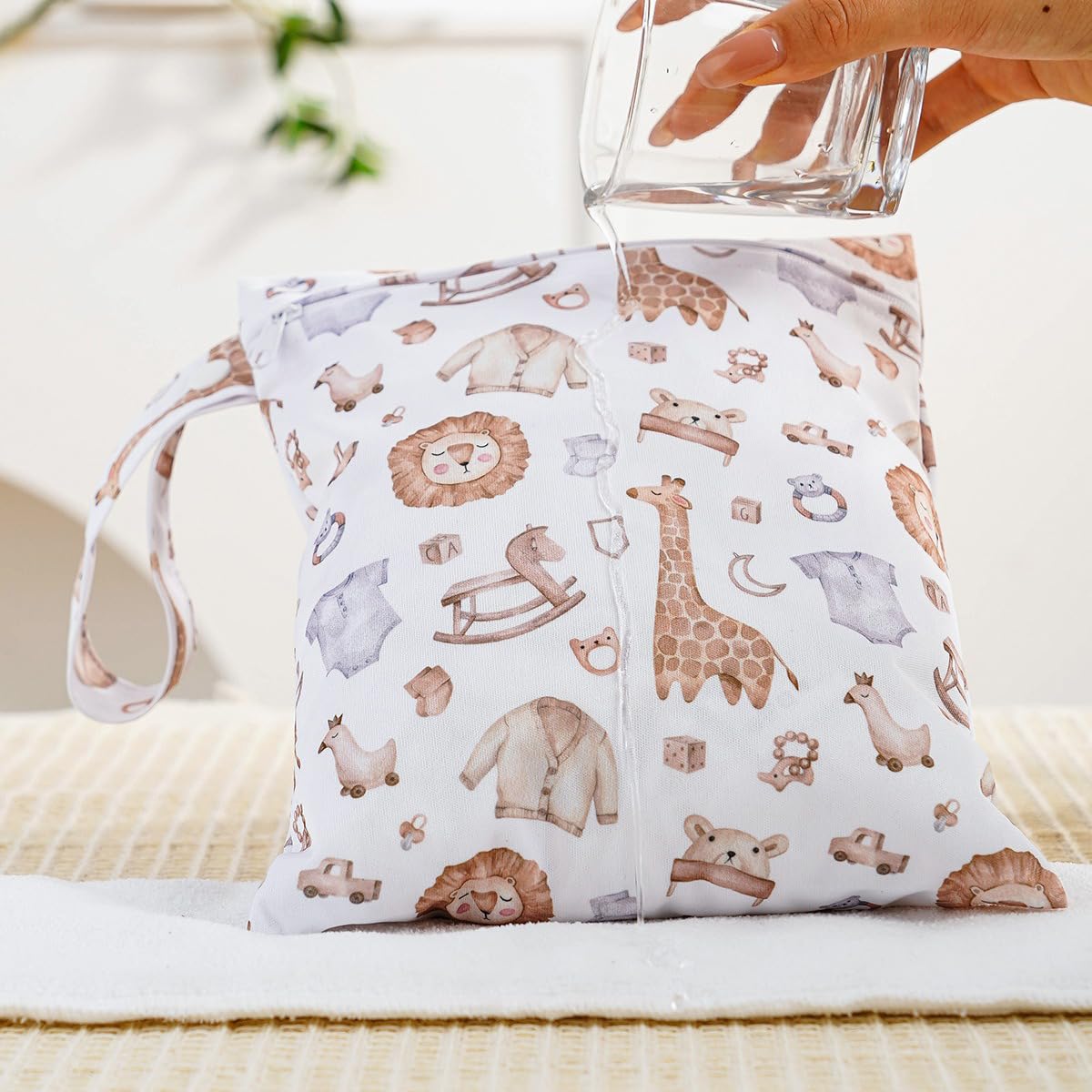HZNOO bag-travel-organizer in suitcase illustrates tidy separation of wet items.