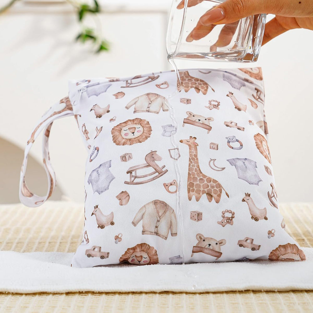 HZNOO bag-travel-organizer in suitcase illustrates tidy separation of wet items.