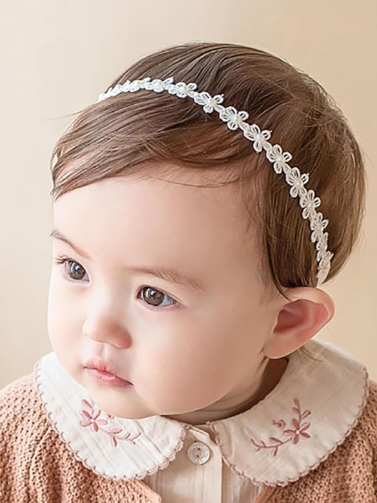 ICKEYOU baby headband with daisy lace closeup for christenings and photos.