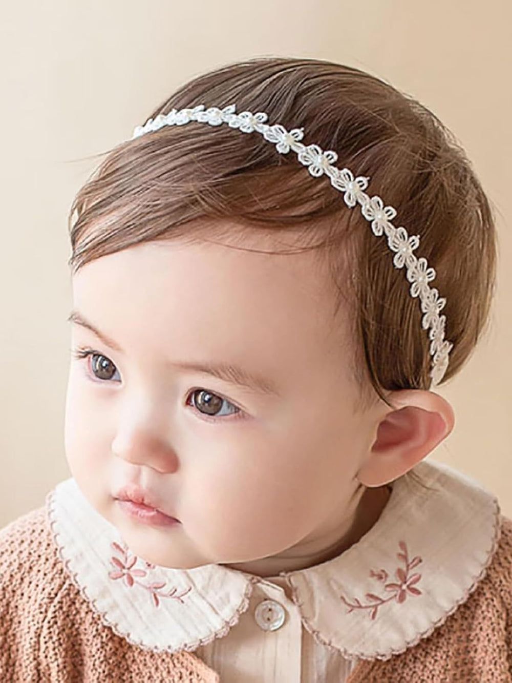 ICKEYOU baby headband with daisy lace closeup for christenings and photos.