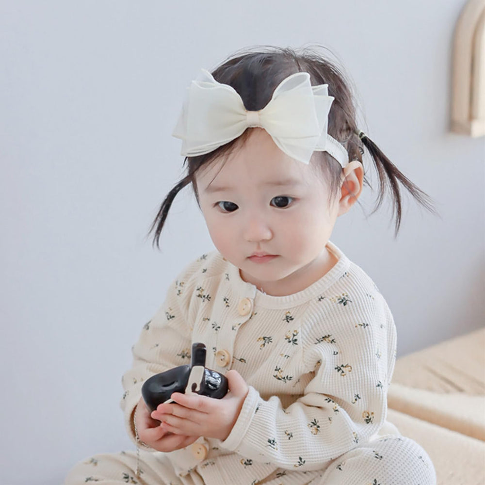 ICKEYOU soft elastic headband for newborns demonstrates gentle stretch.