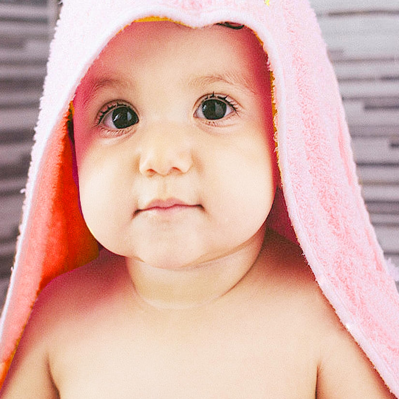 IFaryMes two-pack Sakura Pink towels shown in nursery setting