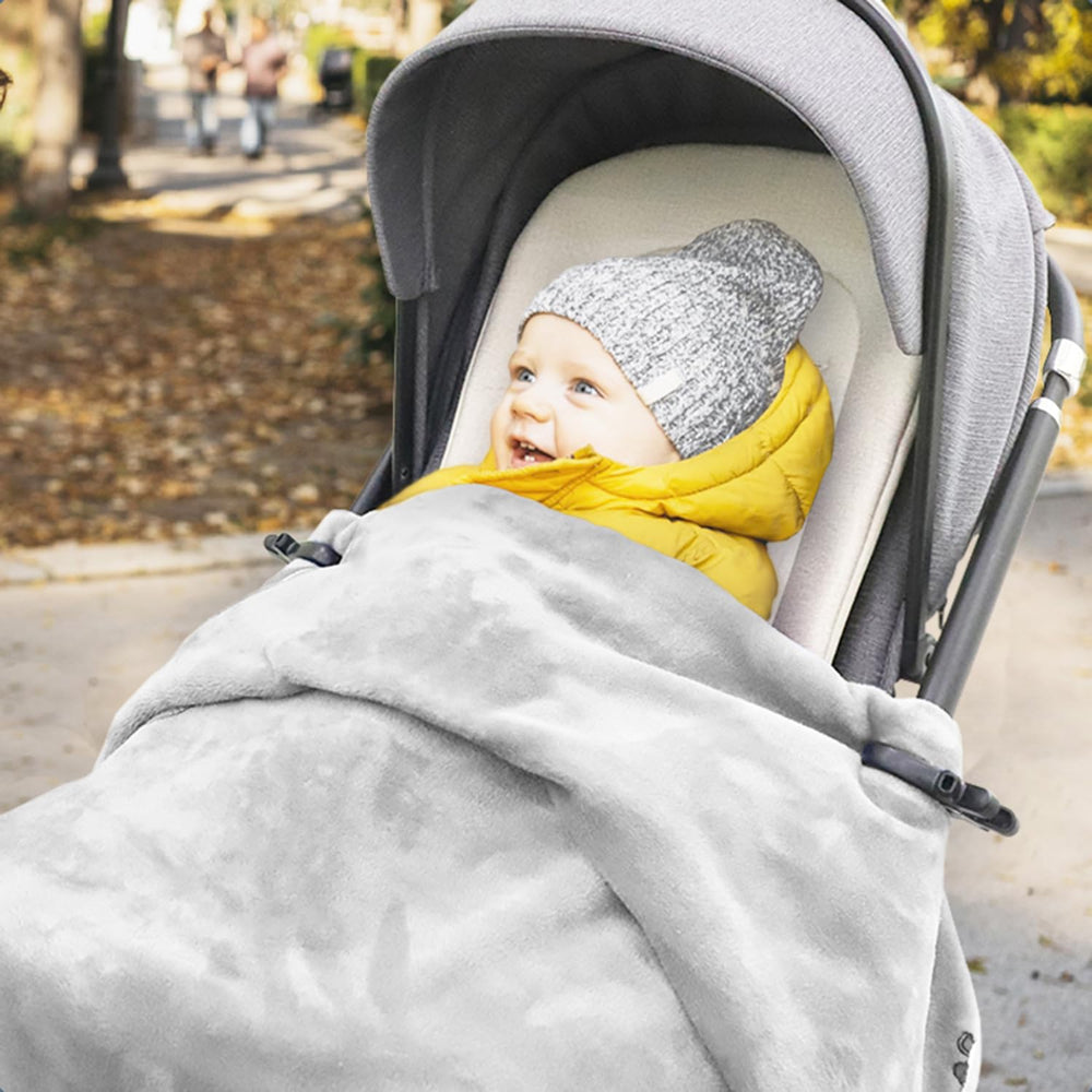 iLulala stroller clips attached to canopy demonstrate secure sunshade in wind