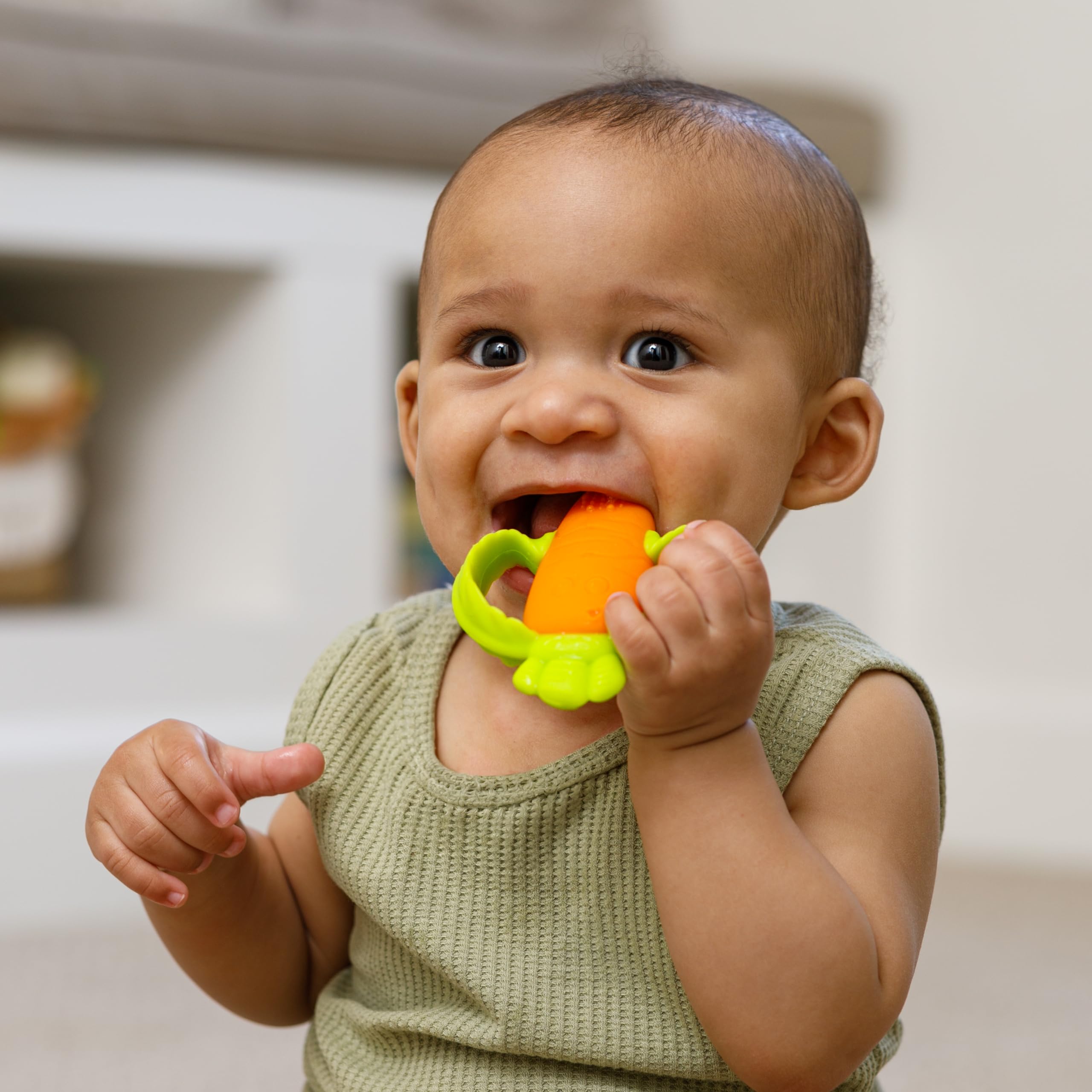 Infantino Lil’ Nibbles teether carrot-shape design supports veggie exposure.