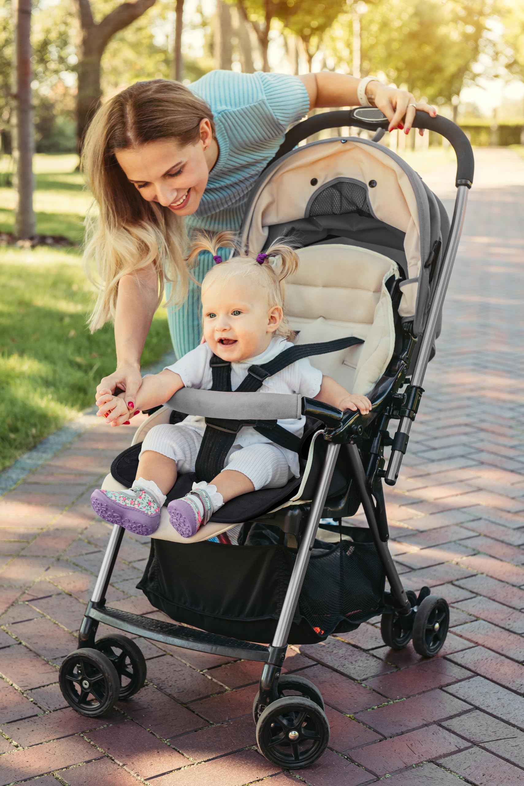 INFANZIA Dry Seat protects during meals by catching spills and crumbs.