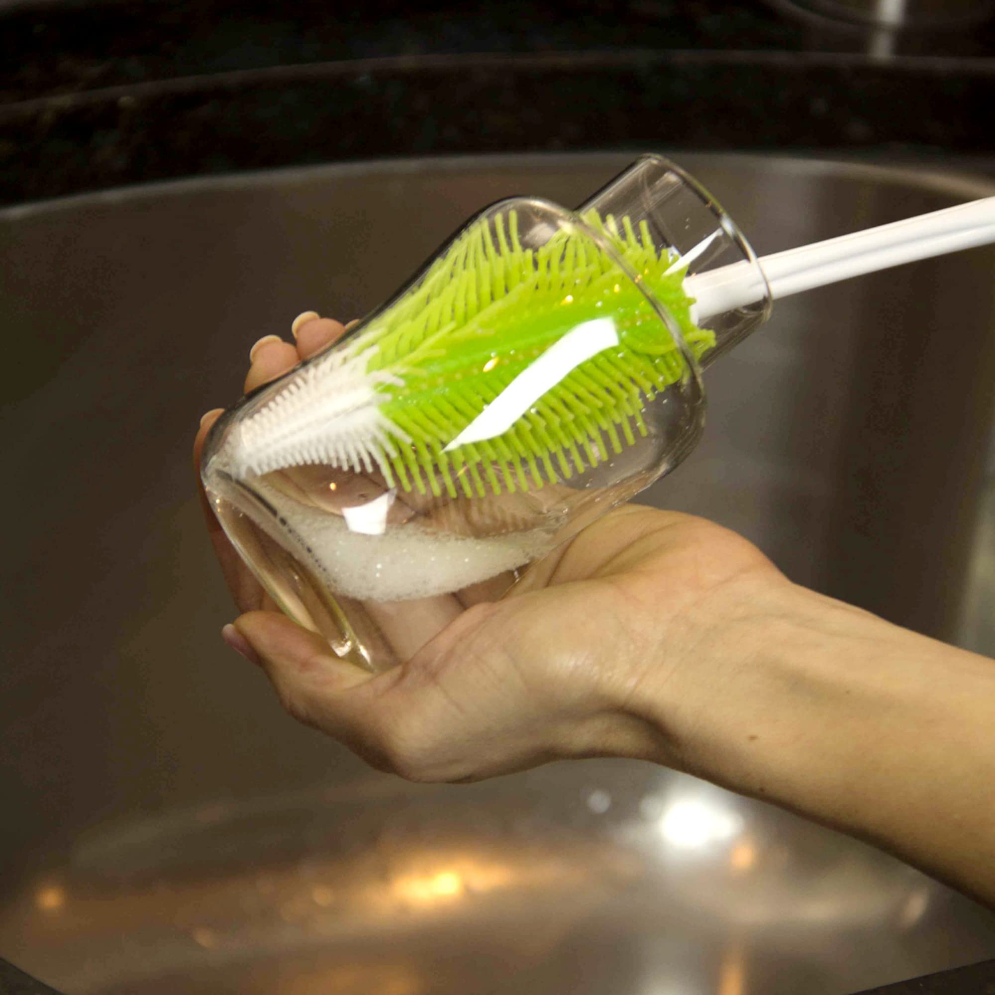 Innobaby fast-drying silicone brush minimizes drying time after use.