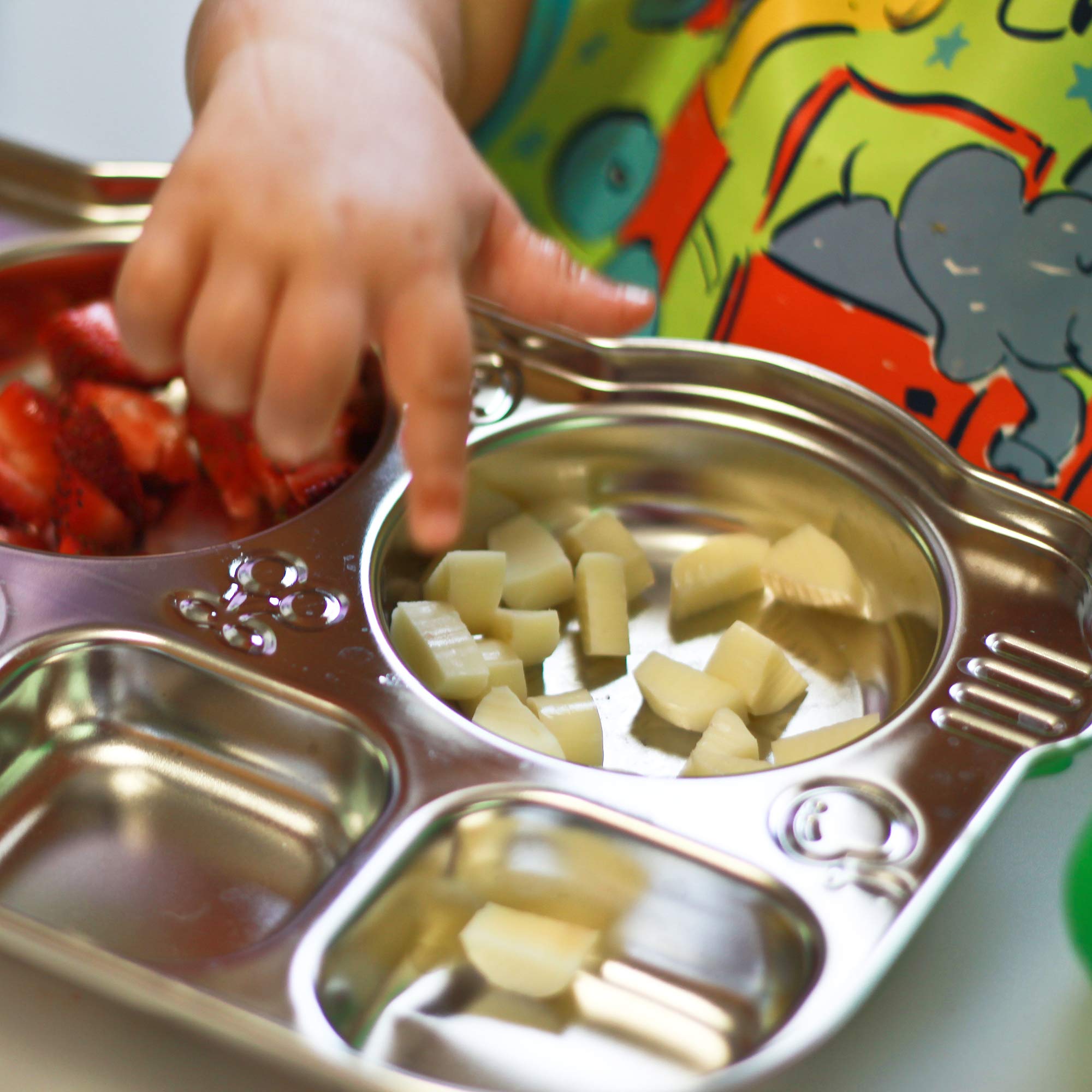 Innobaby Din Din SMART kids-mealtime scene promotes independent eating and fun.