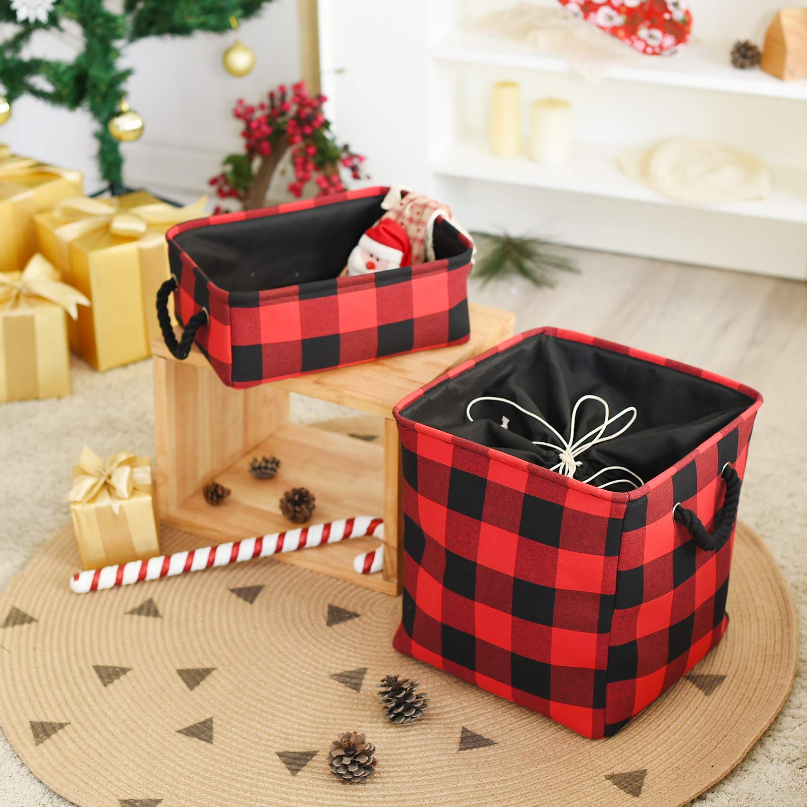 INough rope-handles let you move the bin easily between rooms.