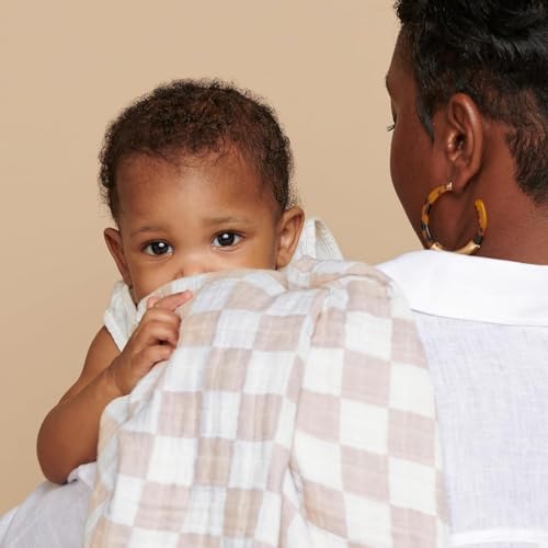 Itzy Ritzy Breastfeeding Boss cover is machine-washable for easy care.
