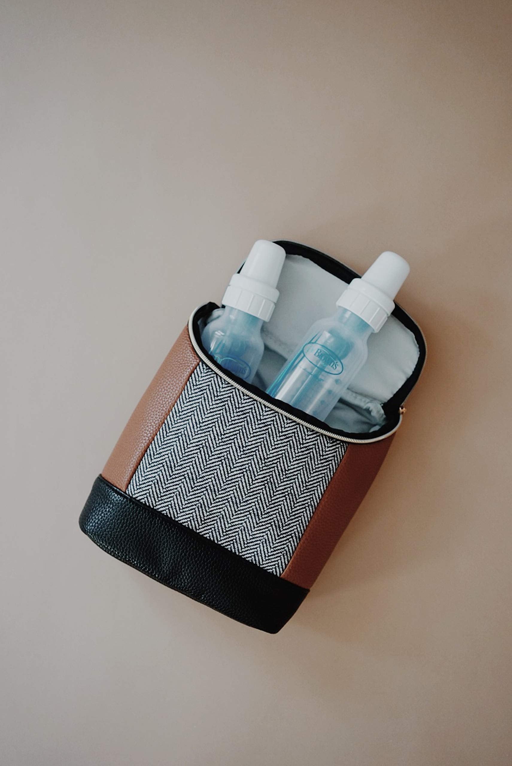 Itzy Ritzy insulated bottle bag coordinates with the Coffee & Cream collection.