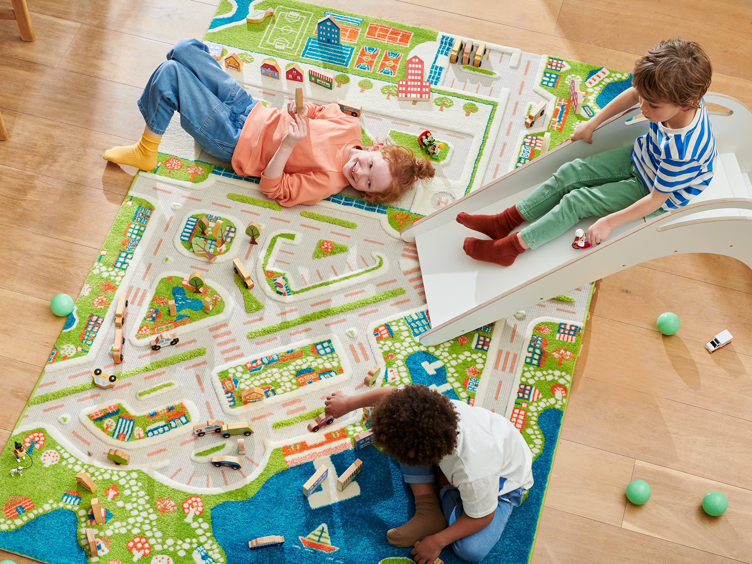 IVI Mini City 3D car-figures-compat play area for group fun.