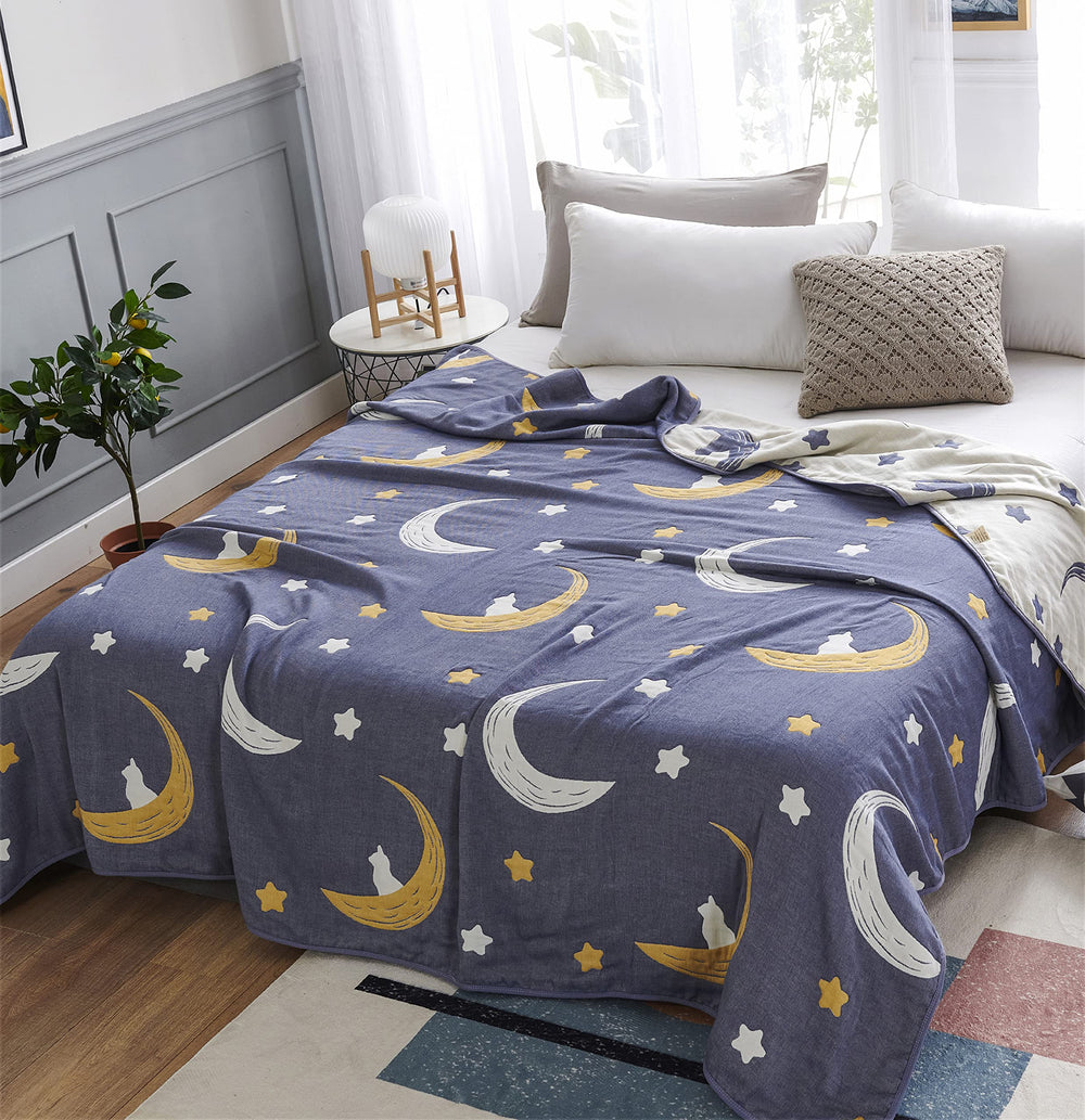 J-pinno Bright Moon Stars crib blanket delivers gentle comfort for naps.