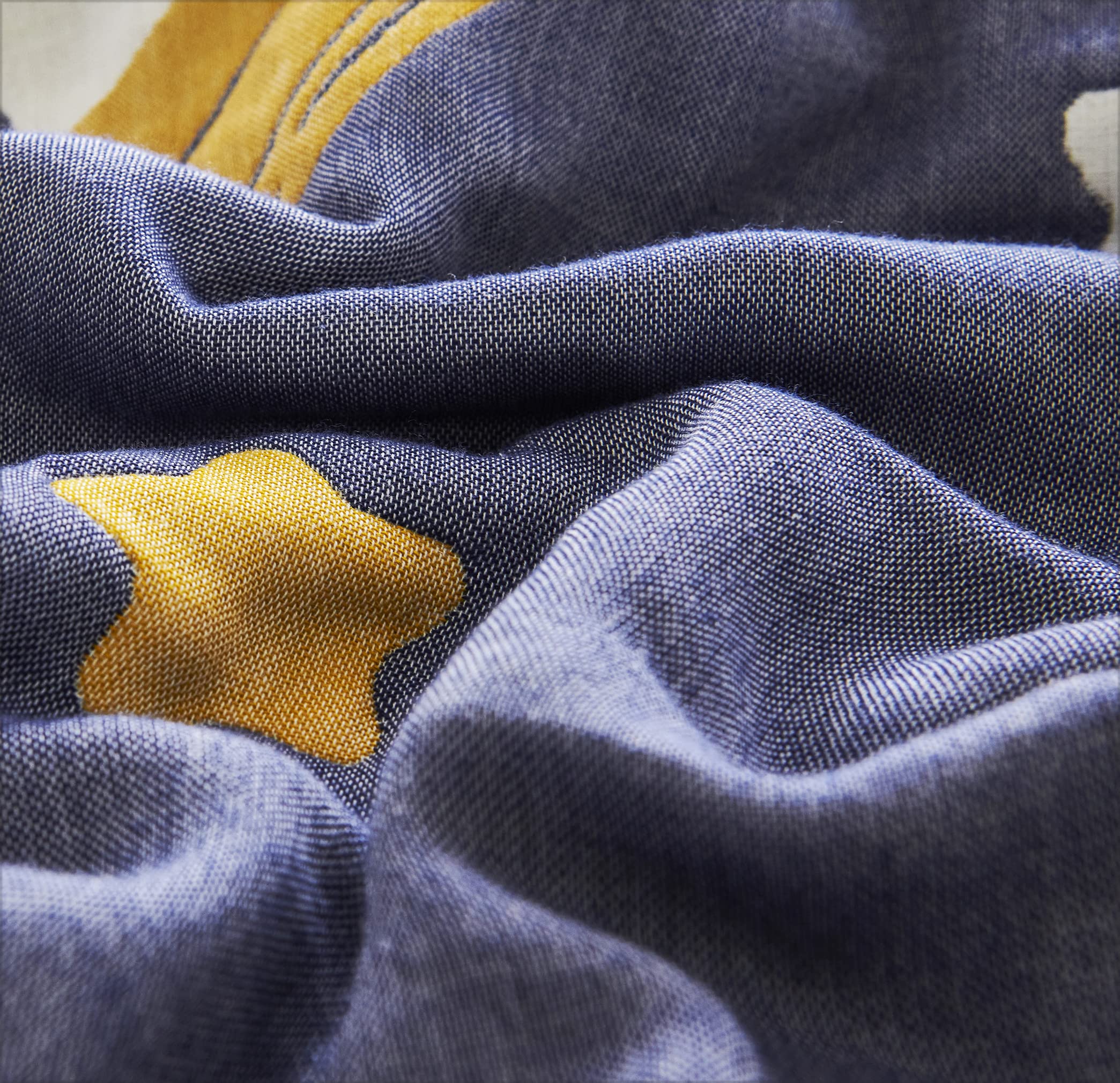 J-pinno Bright Moon Stars nursery blanket showcasing cute star design.