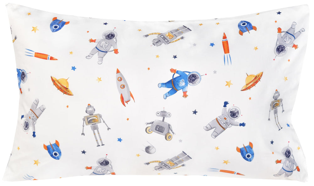 J-pinno kids-bedroom-scene-bedding invites imaginative play and restful sleep.