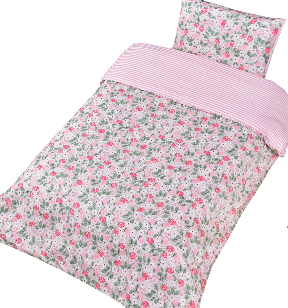 J-pinno kids room display shows 47x59 duvet setup for crib or toddler bed