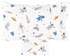 J-pinno robot-astronaut fitted-sheet closeup highlights secure elastic fit for kids' bedtime.