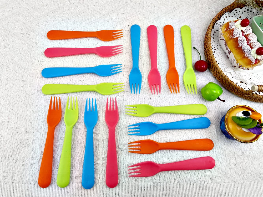 Jawbush bright colors toddler utensils – appealing design encourages happy mealtimes.