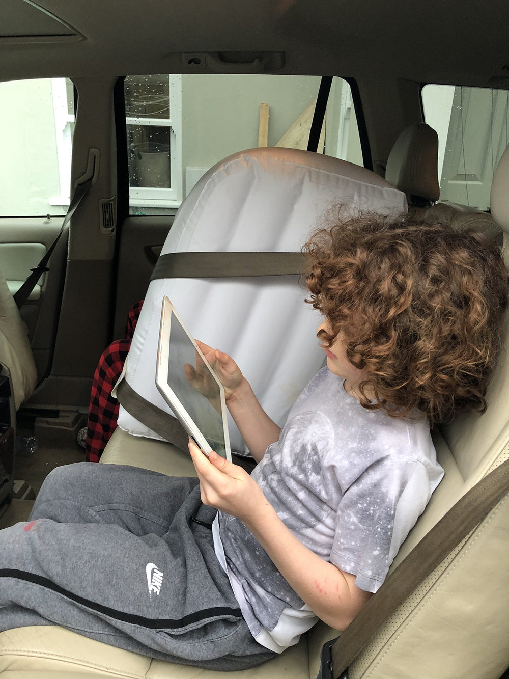 Jet Creations backseat divider is lightweight and durable for easy handling.