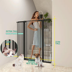 Jiprlak cat gate auto-close handle demonstrates one-handed operation for easy daily use