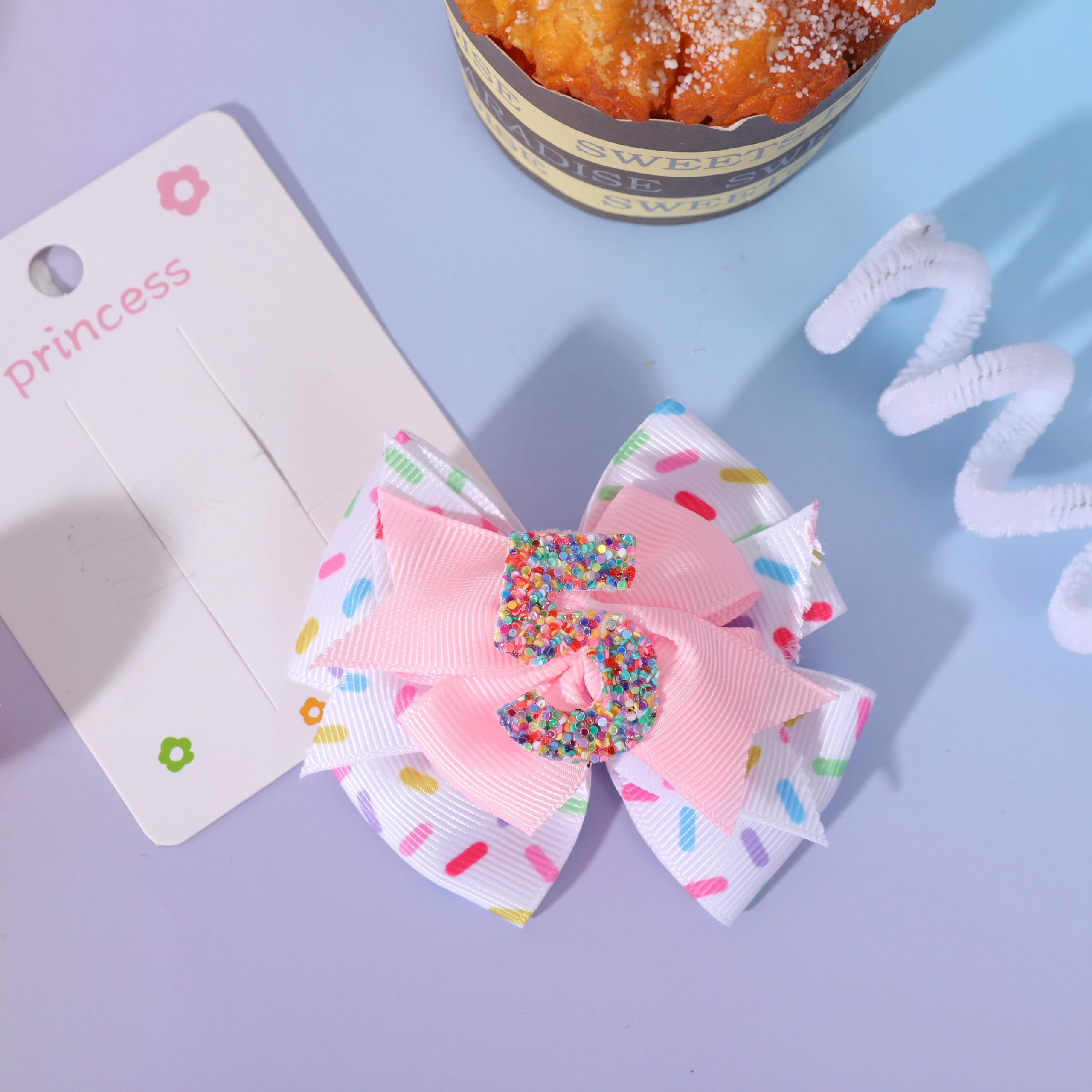 Jissoo hair clip decorates hairbands, clothes, or bags with a cute touch