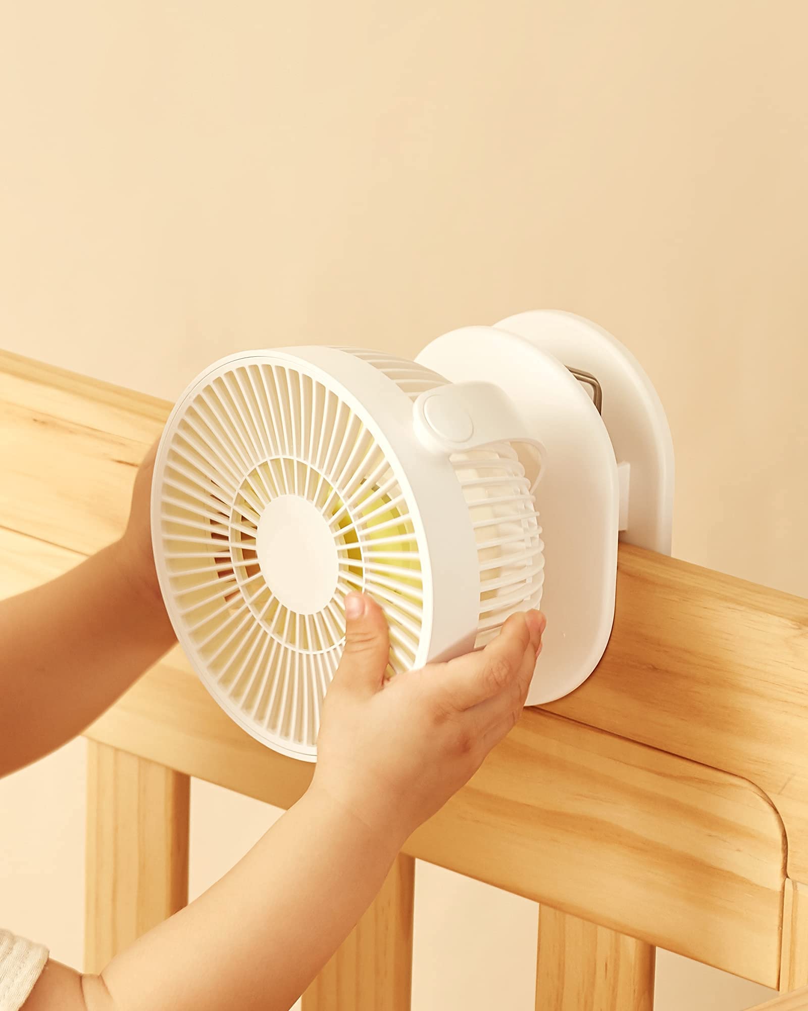 JISULIFE clip-on baby stroller fan in-use-car-seat demonstrates portability.