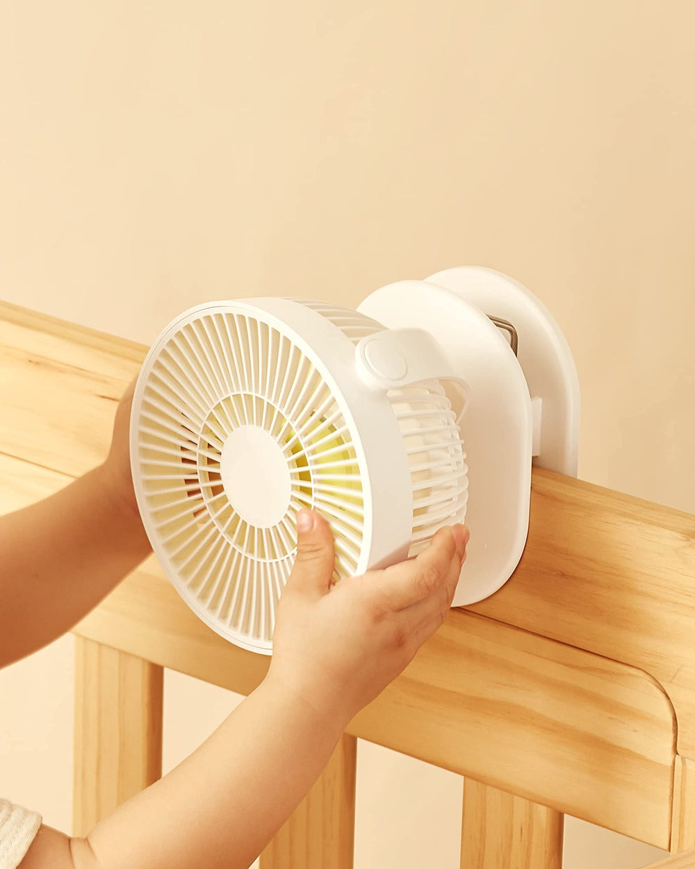 JISULIFE clip-on baby stroller fan in-use-car-seat demonstrates portability.