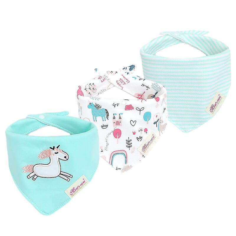 JN&LULU blue unicorn bib keeps baby outfits clean during drool-heavy days.