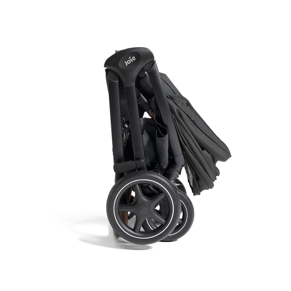 Joie Kava parent-facing-seat supports bonding during strolls.